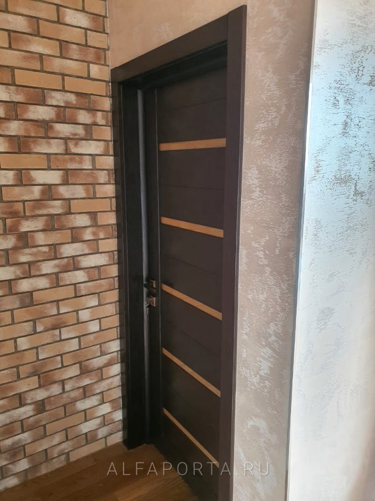 Установленная межкомнатная дверь с доборами