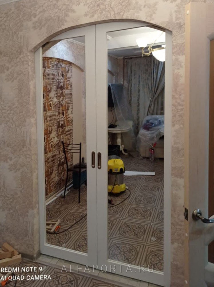 Раздвижные двери с зеркалом