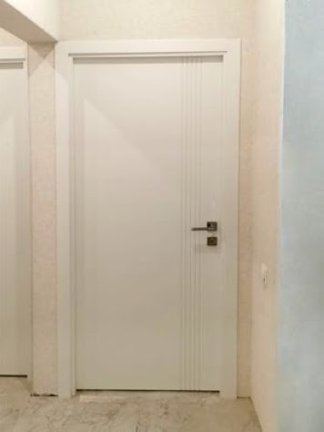 Установленные межкомнатные фрезерованные белые двери | Голубое