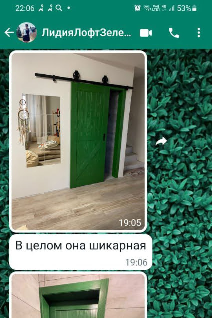 Установленная амбарная дверь