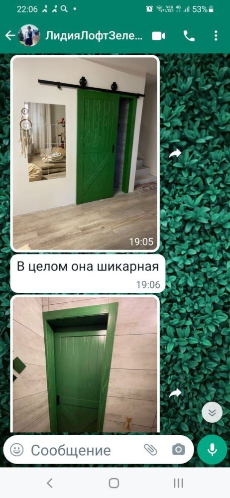Установленные распашные двери в комнату