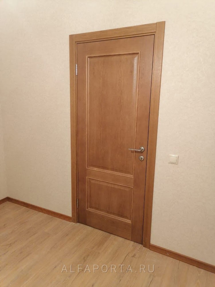 Установленные эмалированные двери
